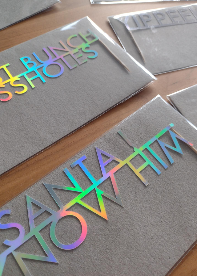 Holographic letters with "SANTA! I KNOW HIM" asa the caketopper at the front